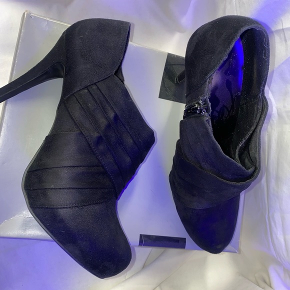 Mossimo size 9, black booties, zip up, suede, lightly loved In the original box - Picture 3 of 3